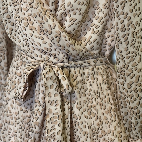 Express Leopard Puff Sleeve Wrap Front Romper - Picture 5 of 7